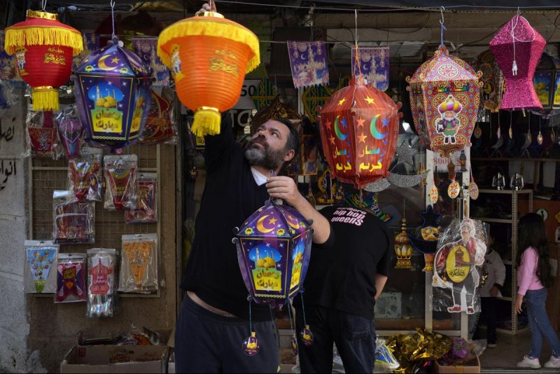 لبنان عشية الفطر.. العوز و"قارب الموت" ينغصان فرحة العيد