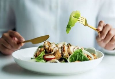 من أجل حياة أطول.. هذا موعد العشاء
