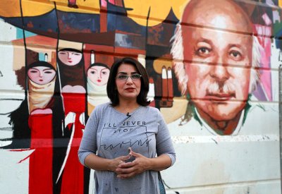 فنانة عراقية تلوّن رمادية بغداد بالجداريات