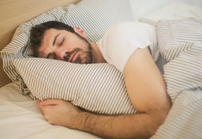 خبراء ينسفون قاعدة "8 ساعات" للنوم الصحي