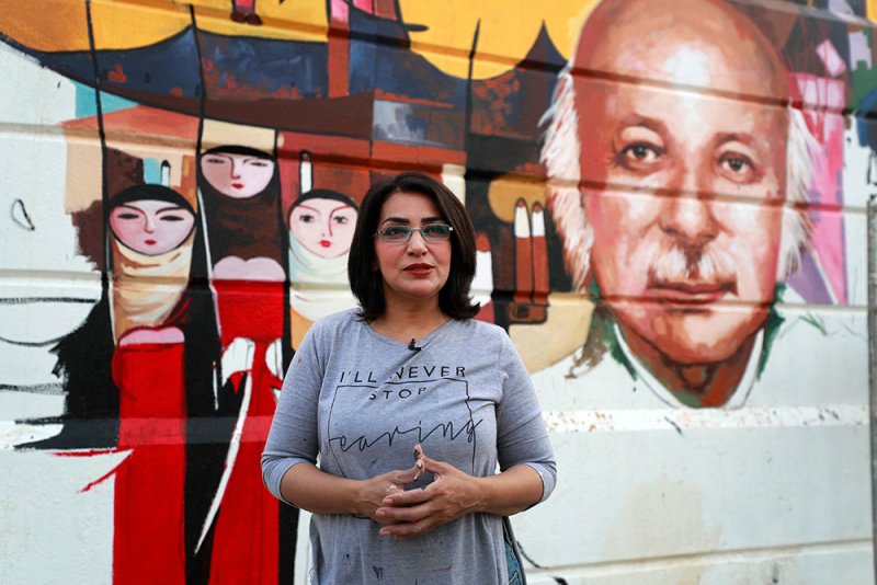 فنانة عراقية تلوّن رمادية بغداد بالجداريات