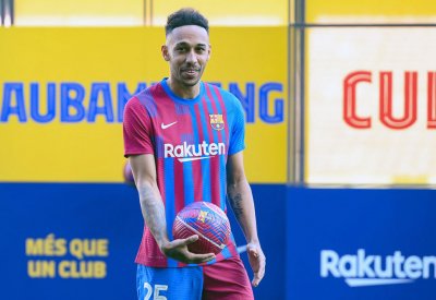 برشلونة يفاضل بين مهاجمي أوروبا للتخلص من صداع التهديف