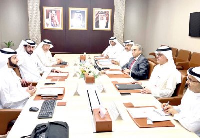 خلف وقمبر: تطوير طرق بمجمعات عراد وتوفير “باركات”