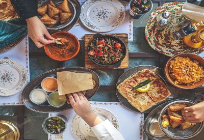 عيد الفطر في الخليج.. الغوزي والعيدية والتجمعات