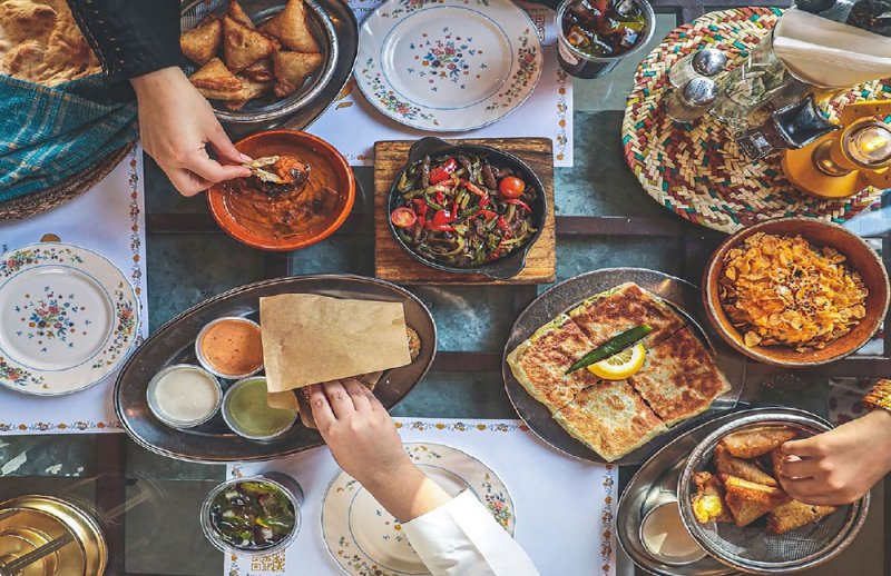 عيد الفطر في الخليج.. الغوزي والعيدية والتجمعات