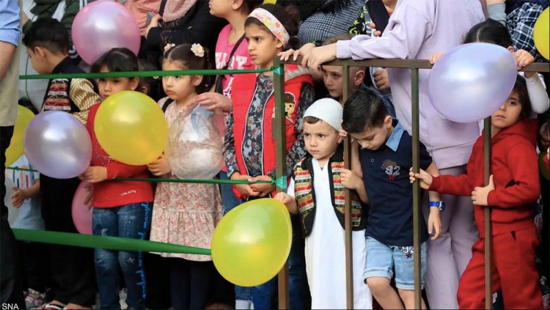 "العيدية" في لبنان.. عادة متوارثة تتحدى الأزمات