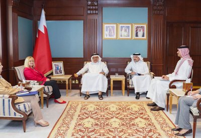 وزير الخارجية يستقبل رئيسة جمعية "هذه هي البحرين"