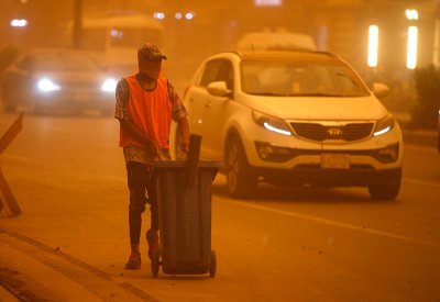 وفاة وآلاف حالات الاختناق جراء العاصفة الترابية في العراق