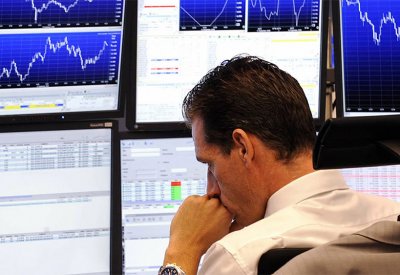 لعنة الفائدة تضرب الأسهم العالمية.. خسائر بالمليارات