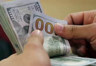 اضطراب بالأسواق العالمية.. والدولار يقترب من قمة 20 عاما