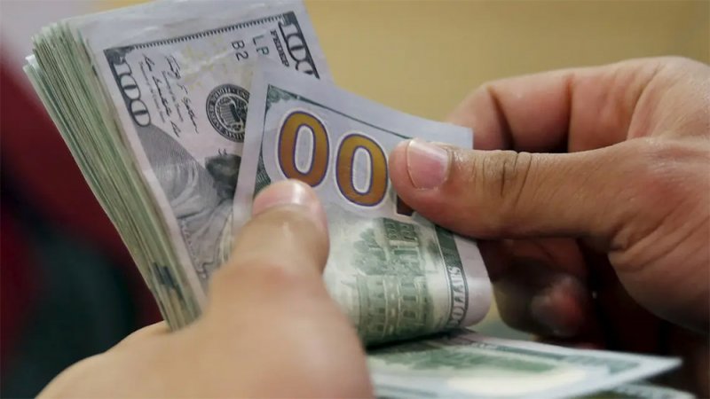 اضطراب بالأسواق العالمية.. والدولار يقترب من قمة 20 عاما