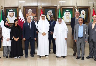 رئيس جامعة الخليج العربي يكرم الطلبة المشاركين في المسابقة الوطنية للبحث العلمي