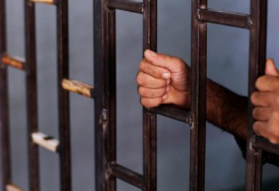 حبس 13 مشارك عرضوا ارواحهم والآخرين للخطر في سباق على الطريق العام