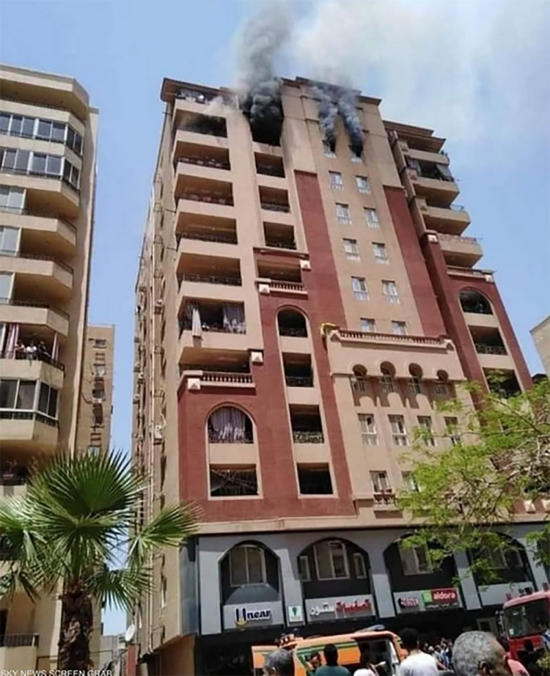 مصر.. قفز من الطابق العاشر محتضنا ابنه هربا من حريق