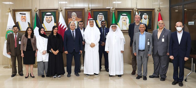 رئيس جامعة الخليج العربي يكرم الطلبة المشاركين في المسابقة الوطنية للبحث العلمي