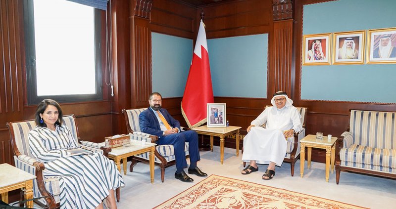 وزير الخارجية يشيد بجهود أكاديمية محمد بن مبارك للدراسات الدبلوماسية