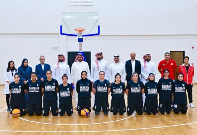 بالصور: عيسى بن علي يتفقد استعدادات منتخبات سيدات الصالات والسلة والمبارزة