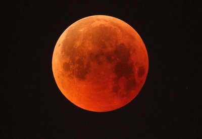 بالفيديو: أول خسوف كلي للقمر في 2022.. وهذا موعده