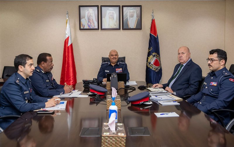 رئيس الأمن العام يجتمع مع ممثل مجلس الوزراء البريطاني والخبير الاستراتيجي للتطوير بكلية التخطيط للطوارئ