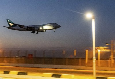 طائرة صينية تخرج عن المدرج وتشتعل فيها النيران