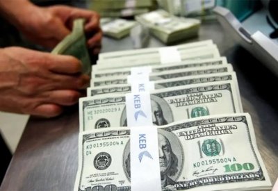 سعر الدولار يسجل أعلى مستوى في عقدين