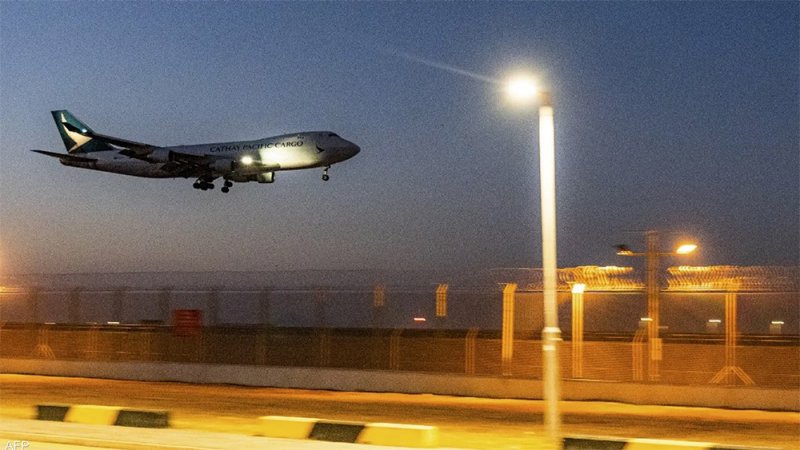 طائرة صينية تخرج عن المدرج وتشتعل فيها النيران