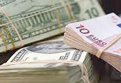 اليورو يتراجع لأدنى مستوى منذ 5 سنوات مقابل الدولار