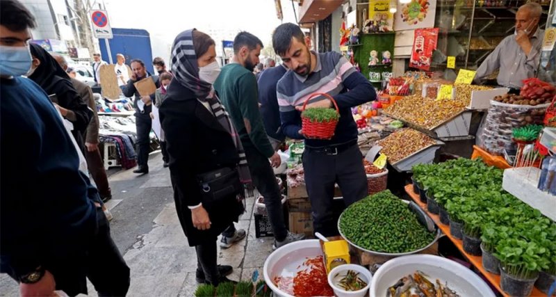 بشكل مفاجئ.. إيران ترفع أسعار المواد الغذائية 300 بالمئة