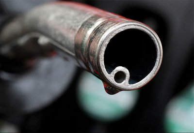 النفط يقفز 4% مع صعود البنزين الأميركي لمستوى قياسي