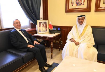 وزير الإسكان يستقبل السفير الجزائري