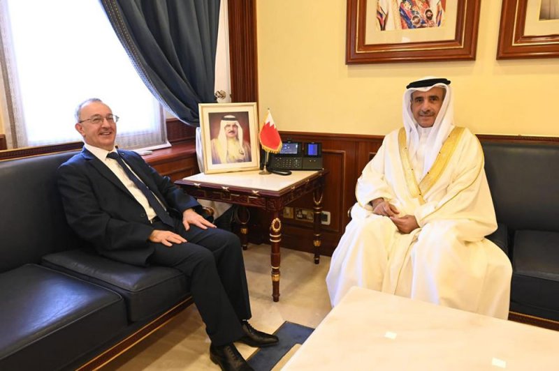 وزير الإسكان يستقبل السفير الجزائري
