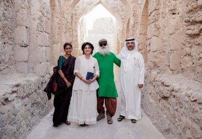 الحكيم الفيلسوف العالمي الهندي سادغورو يتعرف على موقع قلعة البحرين
