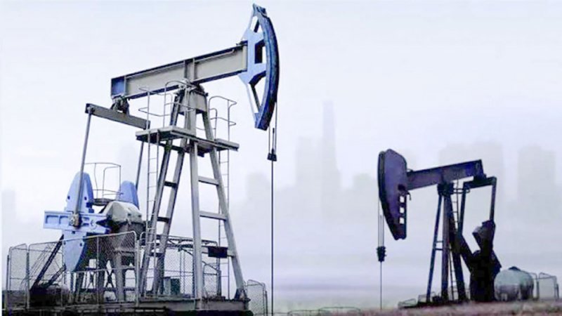 ارتفاع قياسي لسعر البنزين الأميركي يصعد بالنفط 4 %