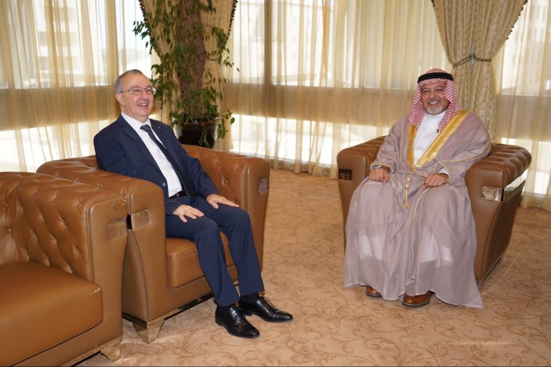 وزير العدل يستقبل السفير الجزائري