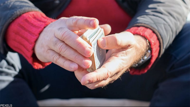 على خطى الأميركيين وصدام.. قادة روس "على أوراق لعب"