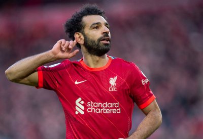 صلاح يحتفل بثنائية ليفربول