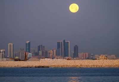 بالصور: خسوف القمر في سماء البحرين