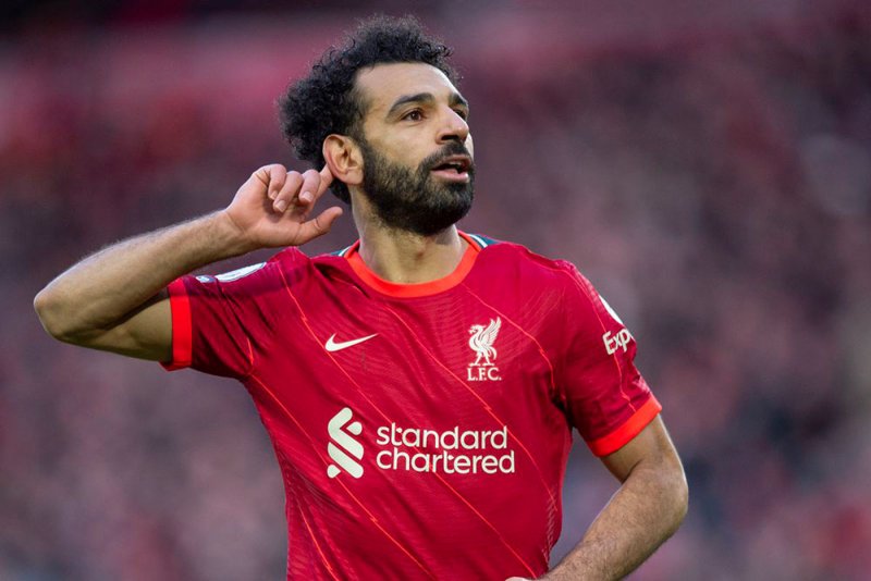 صلاح يحتفل بثنائية ليفربول