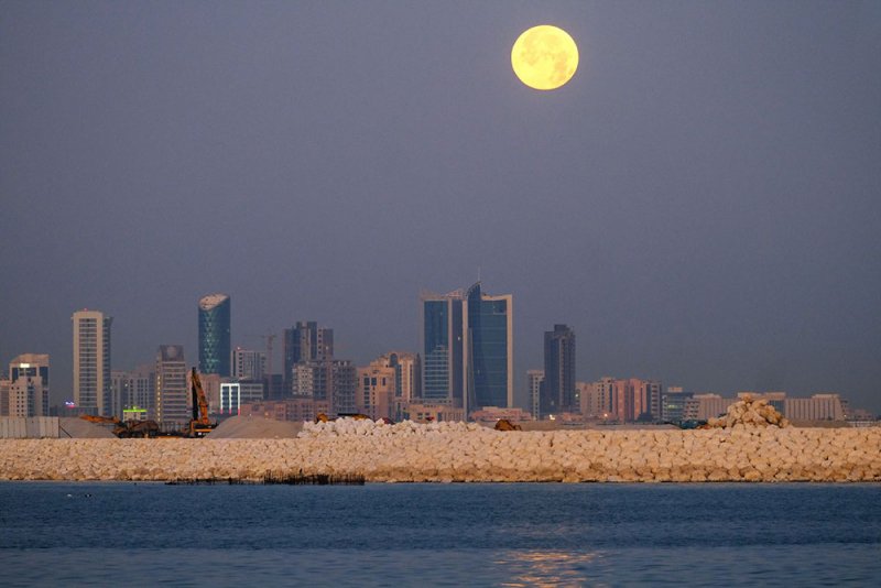 بالصور: خسوف القمر في سماء البحرين