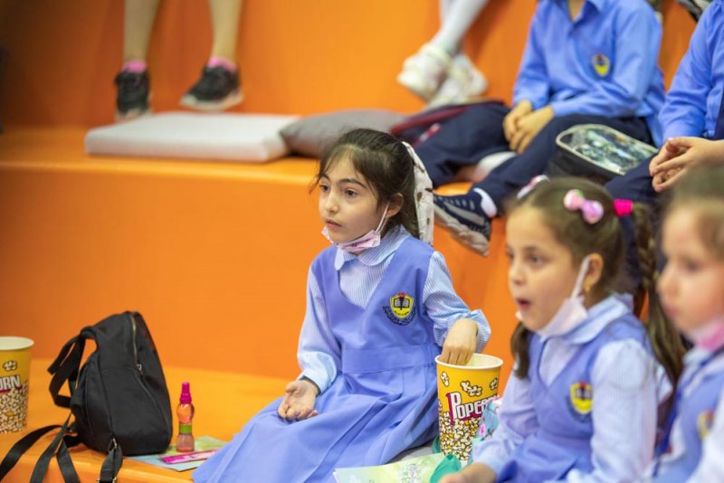 موروث «الحكواتي» يشد أسماع الأطفال في ركن القراءة