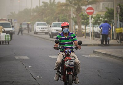 بالصور: موجة غبارية تجتاح البحرين