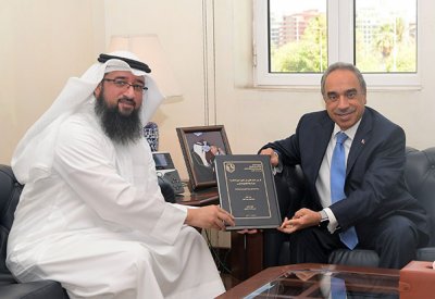 خلف يستقبل الدوي بمناسبة حصوله على الدكتوراة