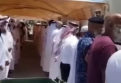 بالصور: حشود بحرينية تشارك بتشييع امرأة كندية وحيدة