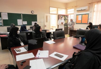بالصور: البدء بتصحيح أوراق الامتحانات النهائية