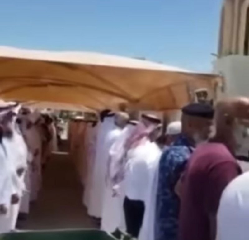 بالصور: حشود بحرينية تشارك بتشييع امرأة كندية وحيدة