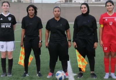 بالصورة: لأول مرة على مستوى كرة القدم البحرينية.. طاقم تحكيم سيدات