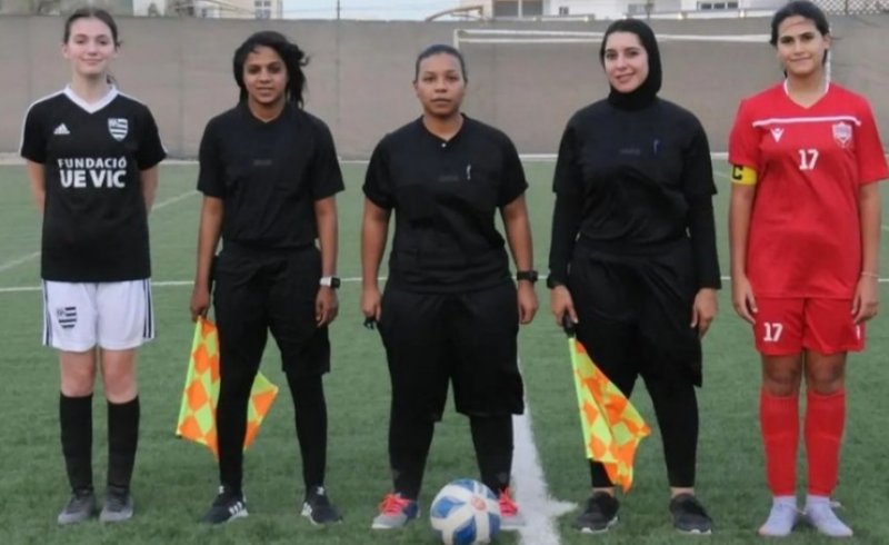 بالصورة: لأول مرة على مستوى كرة القدم البحرينية.. طاقم تحكيم سيدات
