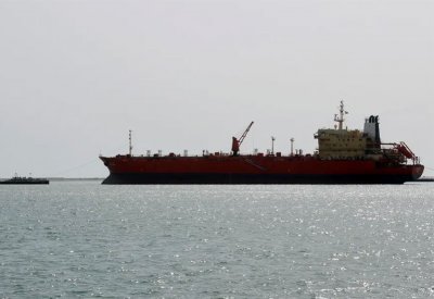 هيئة بريطانية تفيد بتعرض سفينة لهجوم قرب ميناء الحديدة