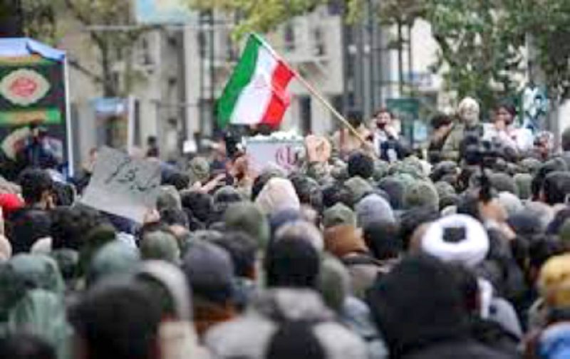 “اخجل وارحل يا رئيسي”.. احتجاجات الغضب تتجدد وسط إيران