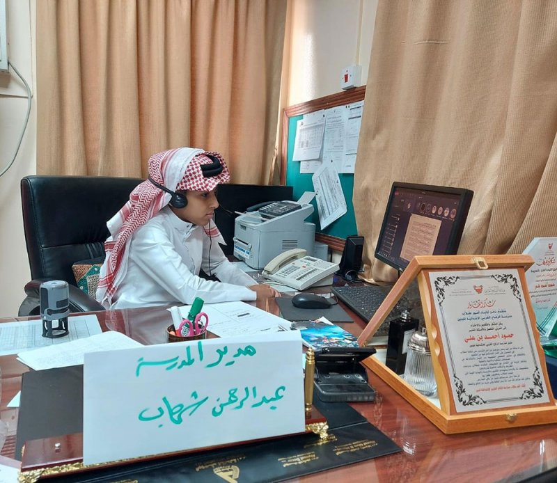 بالصور: طالب ابتدائي مدير لمدرسة